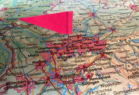 Fähnchen steckt in einer Landkarte im Punkt für die Stadt Essen