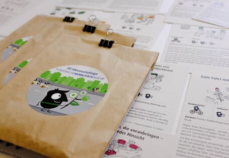 Papiertüte mit Ideenkarten für die Europäische Mobilitätswoche