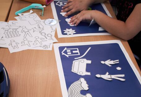 Kinder basteln ein eigenes Spielstraßenschild