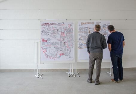 Teilnehmende betrachten das Graphical Recording