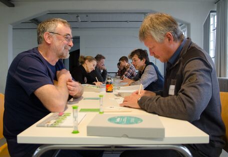 Teilnehmende spielen das Spiel aus der EMW-Toolbox