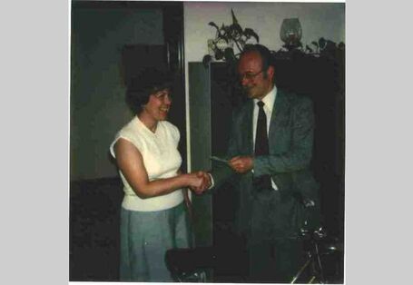 UBA-Präsident Lersner übereicht einer Gewinnerin des UBA-Gewinnspiels „Fahr´ Rad mit dem Umweltbundesamt“ am Tag der Umwelt 1979 ein Fahrrad als Gewinn