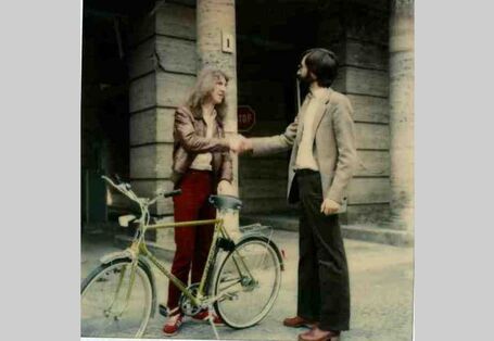 Ein Gewinner des UBA-Gewinnspiels bekommt am Tag der Umwelt 1979 ein Fahrrad als Gewinn überreicht