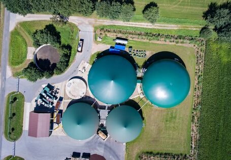 Luftbild einer Biogasanlage in direkter Aufsicht