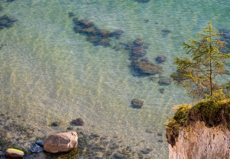 Felsenküste und Blick auf das flache Meeresgewässer.
