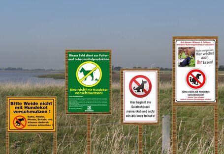 Vier verschiedene Hinweisschilder vor einer Weide, welche Hundebesitzer (teils humorvoll) über das Risikopotential von Hundekot auf Weiden hinweisen