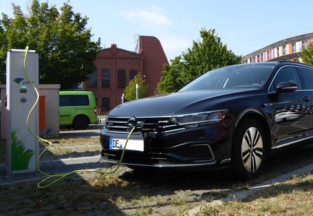 Elektrofahrzeug an der Ladesäule auf dem UBA-Gelände 