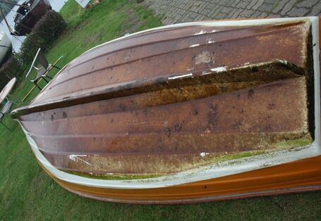 Wakenitz, Motorboot direkt nach dem Auswassern bedeckt mit einem dichten Biofilm