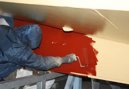 Beispiel Zingst, Applikation des Endanstrichs (rot) auf dem gelblichen Haftvermittler