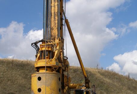 Large hole drilling machine