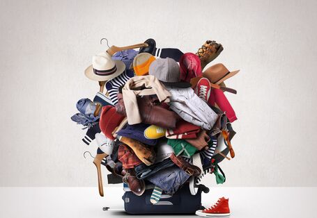 Ein Berg voller Kleidungsstücke und Schuhe