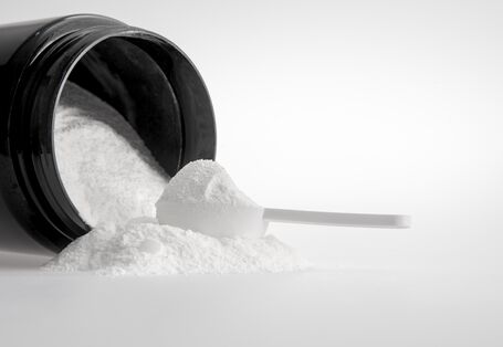 ein weißes Pulver in einer schwarzen Dose