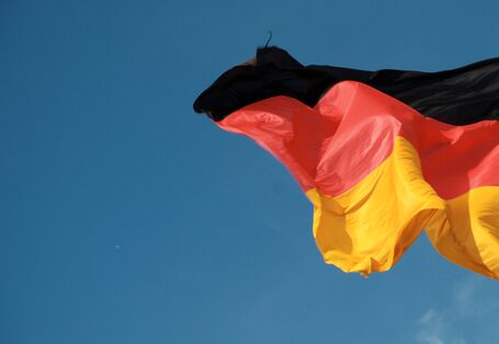 Deutschlandfahne weht im Wind