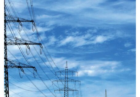 Cover von "Anpassung an den Klimawandel: Energiewirtschaft" mit einem Foto von Energiefreileitungstrassen