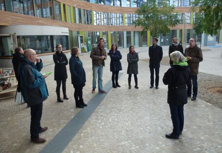 Gruppe im Forum des Umweltbundesamtes bekommt Erklärungen über Eigenschaften des Gebäudes