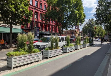 Das Foto zeigt die verkehrsberuhigte Bergmannstraße in Berlin.