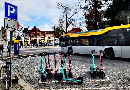 viele Leih-E-Tretroller in einer Reihe abgestellt in der Stadt