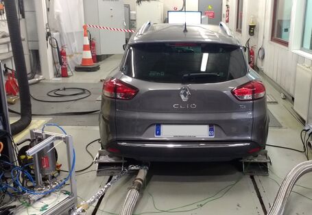 Das Bild zeigt einen Pkw bei einer Emissionsmessung auf dem Rollenprüfstand.