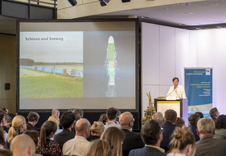 Andreas Marschner (Amazon) stellt die Initiativen zur Dekarbonisierung vor.