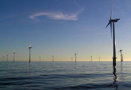 Offshore-Windkraft-Anlagen im Meer