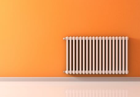 Heizkörper vor oranger Wand
