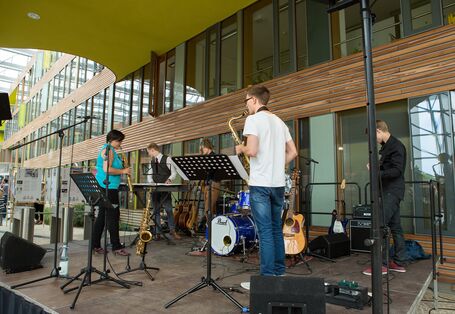 Schülerband mit Saxophon und Keyboard auf der Bühne