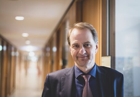 Prof. Dr. Dirk Messner im UBA-Gebäude Dessau