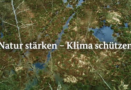 ein Foto zeigt ein nasses Moor von oben, darauf die Aufschrift "Natur stärken – Klima schützen"