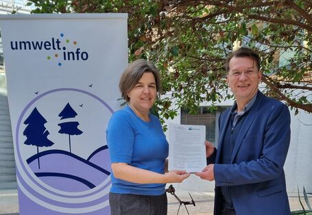 Foto von beiden mit Letter of Intent, dahinter Aufsteller umwelt.info