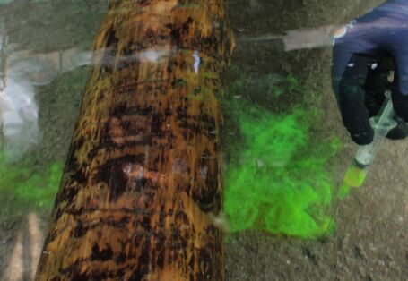 Flow test in the gutters with sodium florescein tracer as tracer