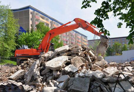 ein Plattenbau wird abgerissen