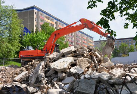 ein Plattenbau wird abgerissen