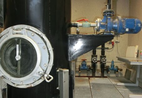 Abwasserzugang im UBA-Berlin-Marienfelde, im Vordergrund eine Siebanlage