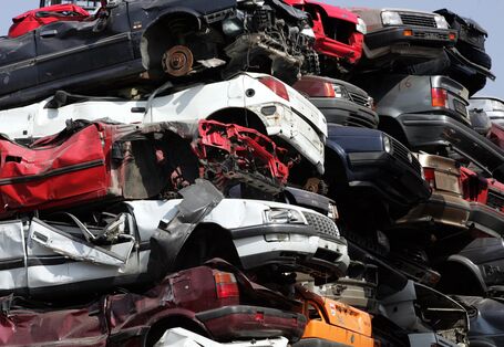 Gepresste Altautos auf einem Schrottplatz