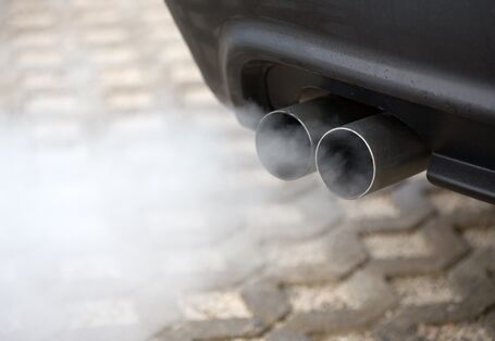 Pkw-Auspuff mit Abgaswolke