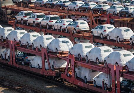 Neuwagen auf einem Güterzug-Wagon