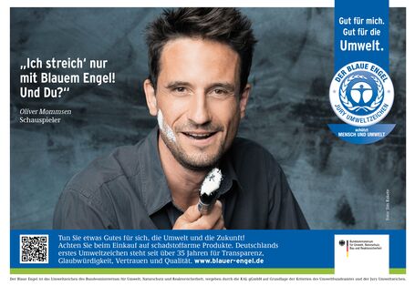 Oliver Mommsen mit einem Pinsel und Farbe im Gesicht und Schriftzug "Ich streich´ nur mit Blauem Engel! Und Du? daneben das Logo "Blauer Engel"