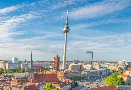 Berlin von oben mit Fernsehturm und Rotem Rathaus