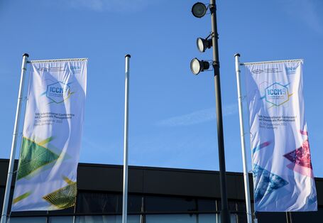 Fahnen der Konferenz vor dem Konferenzgebäude