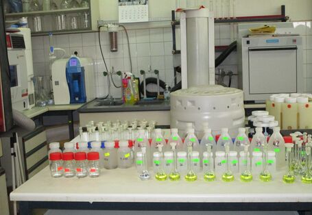 viele Glasgefäße mit Flüssigkeiten in einem Labor