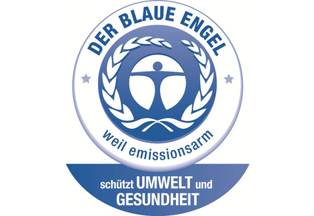ein stilisierter blauer Mensch in einem weiß-blauen Kreis mit einem beblätterten Zweig und der Aufschrift: Der Blaue Engel - weil emissionsarm - schützt Umwelt und Gesundheit