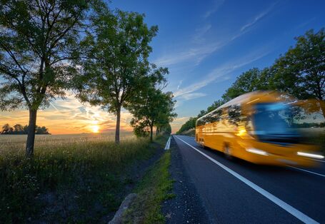 Fernbus auf einer Landstraße