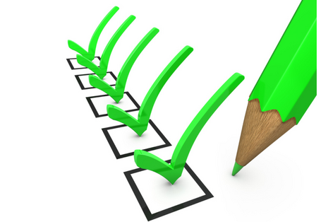 ein grüner Buntstift hakt Checkboxen ab