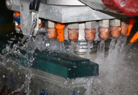 spritzendes Kühlwasser in einer Schleifmaschine