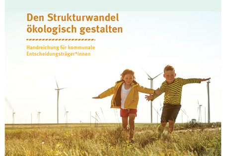 Titelseite der Broschüre "Den Strukturwandel ökologisch gestalten: Handreichung für kommunale Entscheidungsträger*innen" des Umweltbundesamtes. Das Titelfoto zeigt spielende Kinder auf einer Wiese mit Windkraftanlagen.