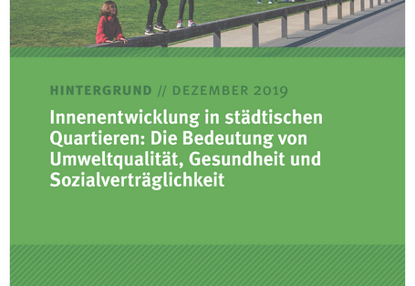 Titelseite des Hintergrundpapiers "Innenentwicklung in städtischen Quartieren" vom Dezember 2019. Titelfoto: Kinder spielen in einer Grünanlage vor Wohnhäusern in der Stadt.