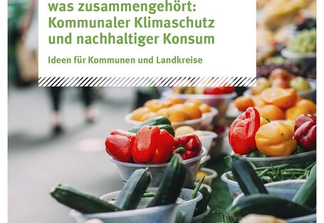 Menschen an einem Marktstand mit Gemüse