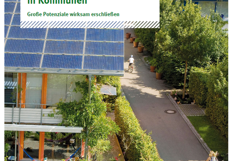 Titelseite der Broschüre "Klimaschutzmanagement und Treibhausgasneutralität in Kommunen: Große Potentiale wirksam erschließen" mit dem Titelbild einer Wohnsiedlung mit Photovoltaik-Dächern, unten das Logo des Umweltbundesamtes