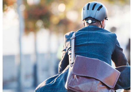 Titellseite der Veröffentlichung "Mobilitätsmanagement in der Bundesverwaltung: Handlungsempfehlungen für die Praxis". Das Titelbild zeigt einen Fahrradfahrer mit Helm und Umhängetasche, unten das Logo des Umweltbundesamtes.