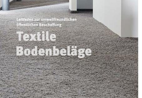Titelseite der Ratgeber-Broschüre "Leitfaden zur umweltfreundlichen öffentlichen Beschaffung: Textile Bodenbeläge" des Umweltbundesamtes. Das Hintergrundbild zeigt einen Teppichboden in einer Wohnung.